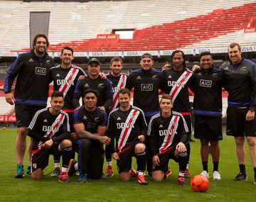 Los futbolistas de River se divirtieron junto a los jugadores de los All Blacks