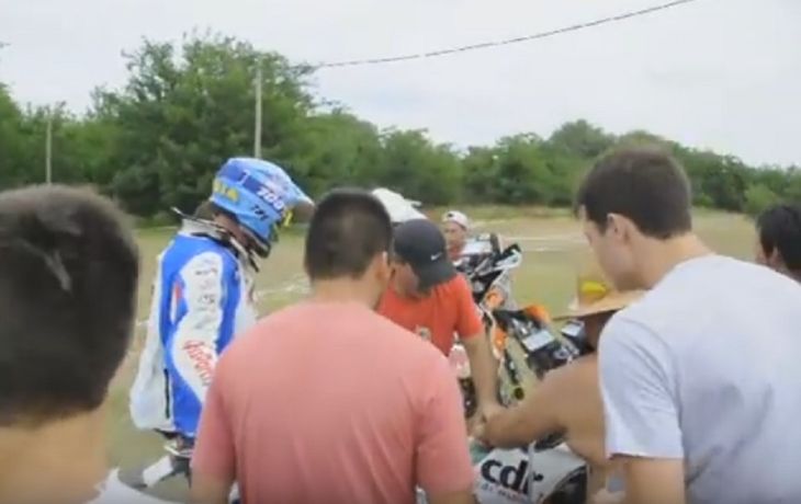 Solidaridad en el Dakar: mirá cómo fanáticos ayudaron a varios pilotos