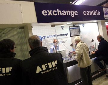 Intiman a la AFIP para que informe sobre el cepo al dólar