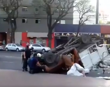 Volcó una camioneta en Parque Patricios: al menos diez heridos