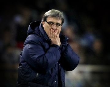 Con Martino casi afuera del Barcelona