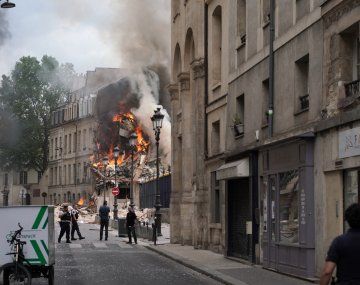Explosión e incendio afecta a varios edificios en pleno París