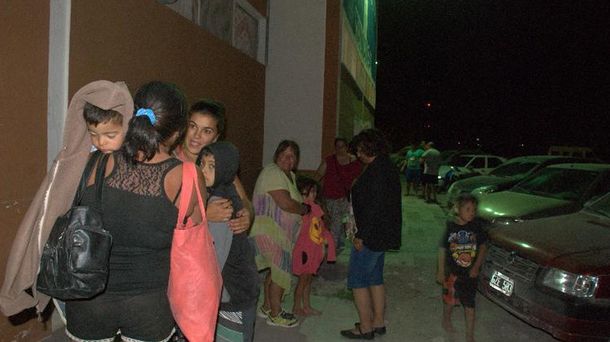 Son 10 mil los turistas evacuados por el incedio fuera de control en Río Negro