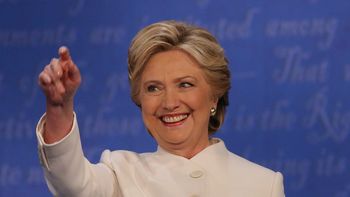 La teoría de que Hillary Clinton estaba utilizando un auricular circuló por las redes sociales La teoría de que Hillary Clinton estaba utilizando un auricular circuló por las redes sociales