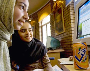 Irán prohíbe que chicos y chicas chateen entre sí