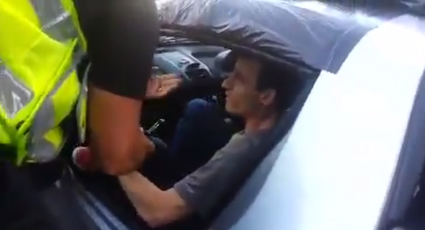 VIDEO: Ladrón queda encerrado en un auto que intentaba robar