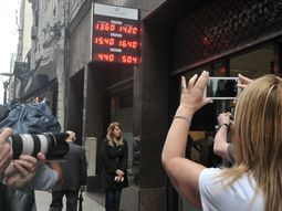 El Central busca frenar al dólar