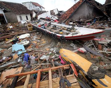 Salvar a su mujer o a su madre y su hijo: la decisión más difícil de un indonesio en medio del tsunami