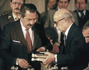 Se cumplen 40 años desde que la Conadep entregó el histórico Nunca Más a Raúl Alfonsín