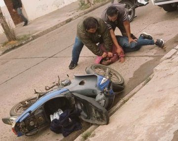 Vecinos atraparon y golpearon a un motochorro que apuñaló a una joven