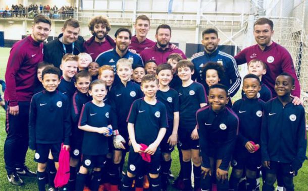 El Kun le cumplió el sueño a los chicos de las inferiores del City: los llevó a conocer a Messi