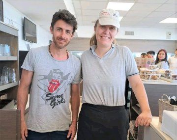 Short de Argentina y remera de los Stones: el look de Aimar en una estación de servicio
