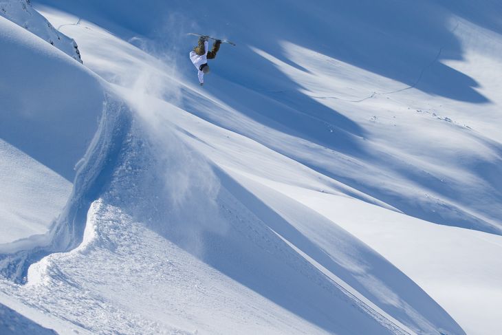 De Buck vuela en una rampa que el equipo de DC construyó en el 