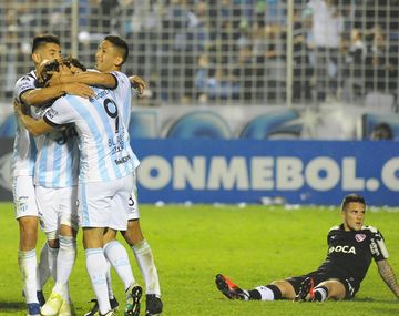 Atlético Tucumán celebra el gol de la victoria ante Independiente