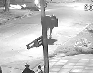 Video: motochorros le dispararon a un repartidor para robarle la moto en Villa Ballester