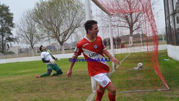 Alexis Mac Allister (categoría 1998), uno de los tentados por River (Foto: @JuvenillesAAAJ) Alexis Mac Allister (categoría 1998), uno de los tentados por River (Foto: @JuvenillesAAAJ)