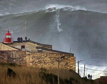 Logra surfear una ola de 30 metros de alto en Portugal