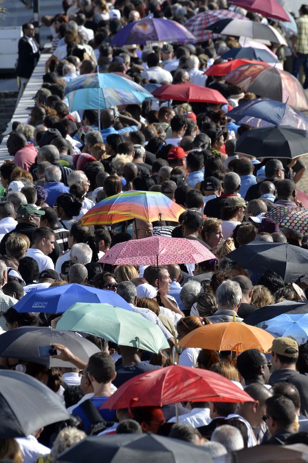 Miles de cubanos despiden a Fidel Castro