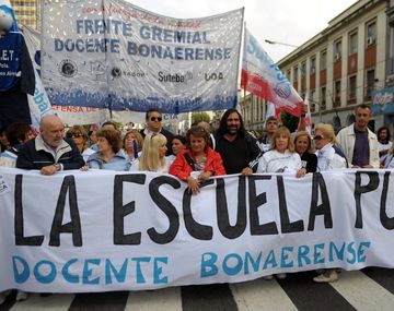 Una multitud cierra la marcha de los docentes en La Plata