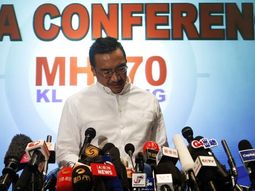 Hishamudin Husein, en conferencia de prensa