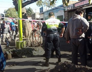 El hombre de 53 años que estaba reparando el camión, murió en el acto