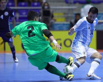 Argentina debutó ganando en el Mundial de futsal por este blooper del arquero rival
