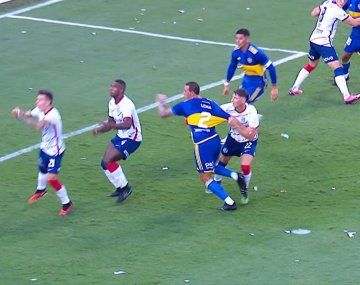 Polémica: ¿hubo penal para Boca por un fuerte agarrón a Lema?