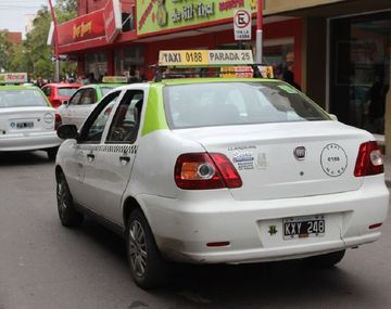 El taxista recibió un botellazo en la cabeza