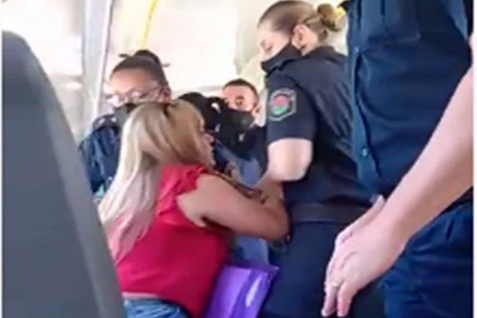 VIDEO: Bajaron a una mujer del colectivo por negarse a usar barbijo