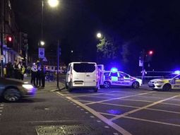 un hombre ataco a varias personas en londres: un muerto y varios heridos un hombre ataco a varias personas en londres: un muerto y varios heridos