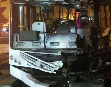 Un tren embistió a un colectivo en Mariano Acosta: un muerto y 15 heridos