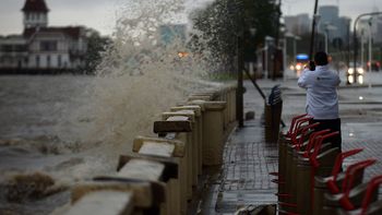 el rio de la plata desbordo en quilmes y sigue el alerta por sudestada el rio de la plata desbordo en quilmes y sigue el alerta por sudestada