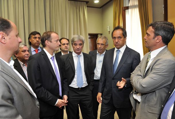 Scioli entregó subsidios para reparar caminos rurales