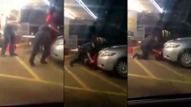 VIDEO: Dos policías se abalanzan sobre un afroamericano y lo matan a tiros