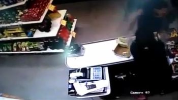 mas que valiente: asi golpeo una mujer a un ladron que entro a su comercio mas que valiente: asi golpeo una mujer a un ladron que entro a su comercio