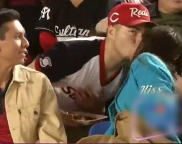 Rechazó a su acompañante en la kiss cam y besó a otro