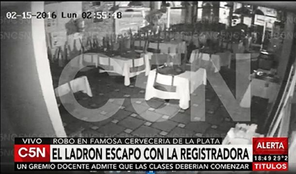VIDEO: un ladrón escapó con la caja registradora de una famosa cervecería