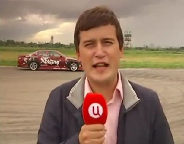 Increíble: lo atropelló un auto de carrera y salió sano y salvo