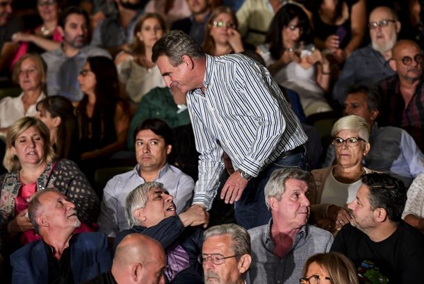 Moyano con dirigentes kirchneristas y peronistas