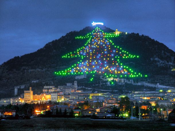 Encienden en Italia el árbol de Navidad más grande del mundo