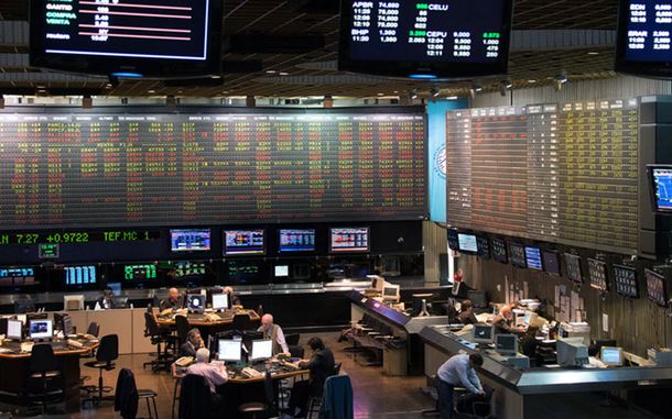 Se hundieron las acciones y los bonos argentinos tras el revés que el Senado le propinó a Javier Milei