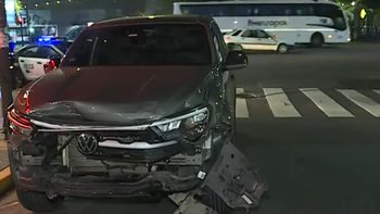 La Volkswagen Amarok que protagonizó los dos choques en Palermo, detenida en Thames y avenida Santa Fe.