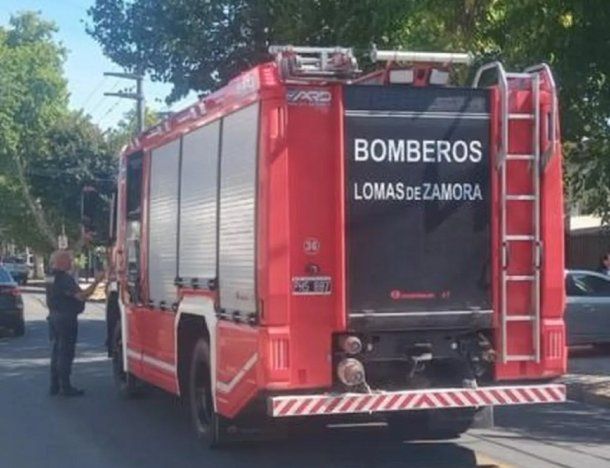 Lomas de Zamora: bomberos salvaron a una beba que se estaba asfixiando
