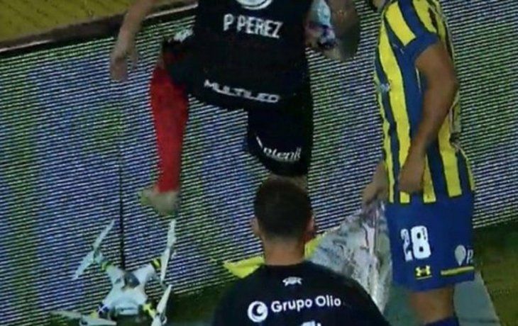Pablo Pérez destruyó un dron en clásico de Rosario: ¿qué decía la bandera?