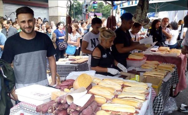 A Maximiliano Gómez le confiscaron los sandwiches que vendía - Crédito: @rosiradosevic