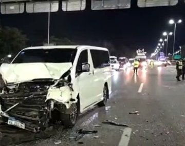 Fuerte choque en la Riccheri entre un auto y una camioneta dejó dos heridos