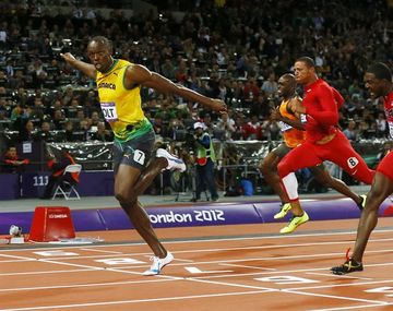 Usain Bolt cruza la meta en la final de los 100 m para coronarse una vez más como el hombre más rápido del planeta.