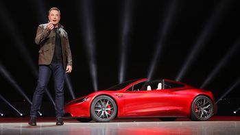 Elon Musk presenta un nuevo vehículo de Tesla. Elon Musk presenta un nuevo vehículo de Tesla.