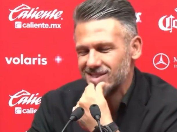 Video: la reacción de Martín Demichelis en México tras ser elogiado por su vestimenta