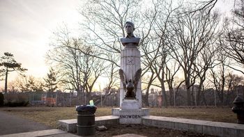 instalan un busto ilegal de edward snowden instalan un busto ilegal de edward snowden